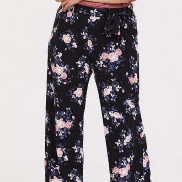 Torrid Black Floral Challis Wide Leg Pant - Picture 1 of 5